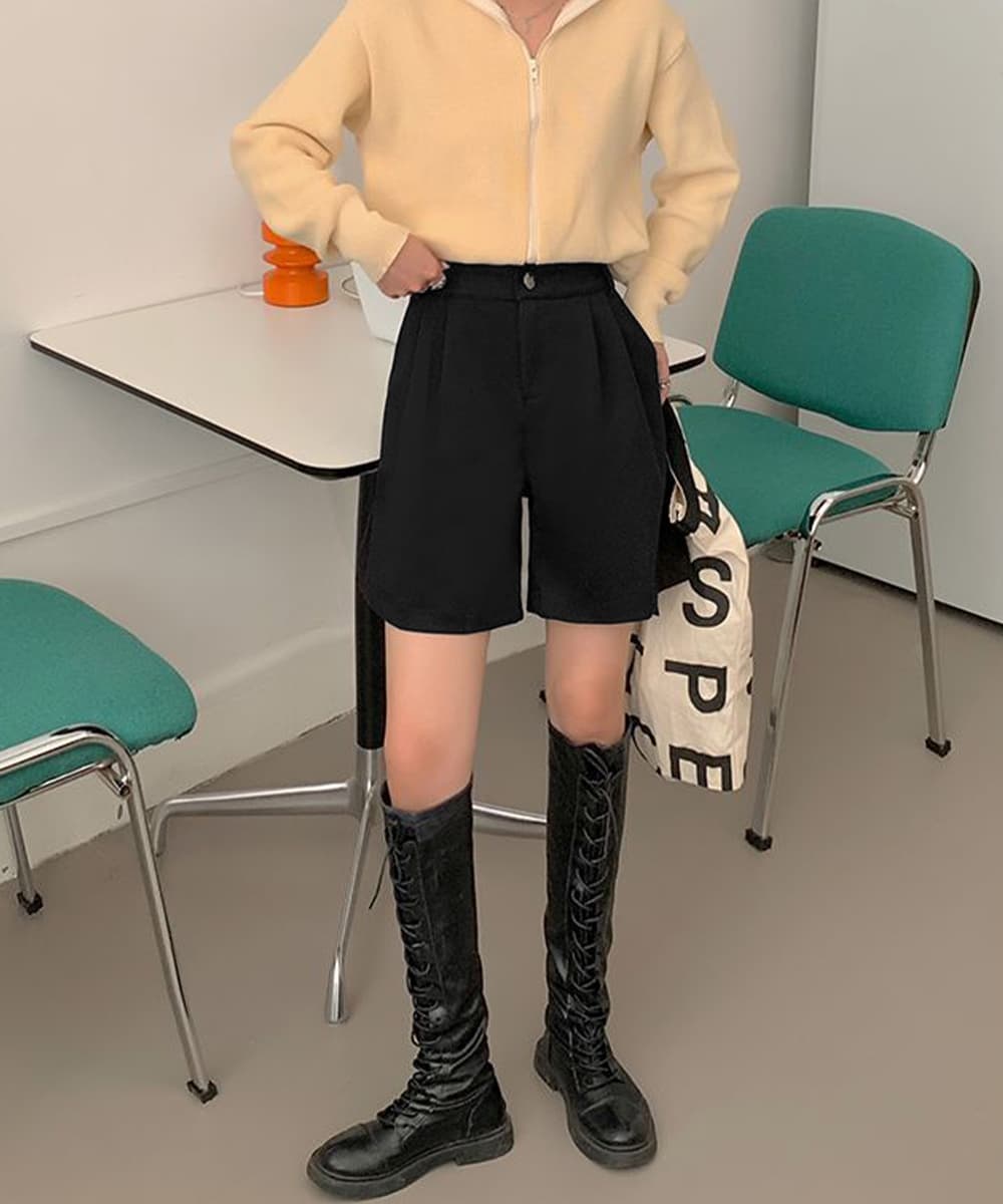 黒コーデ タック入りハイウエストショートパンツ