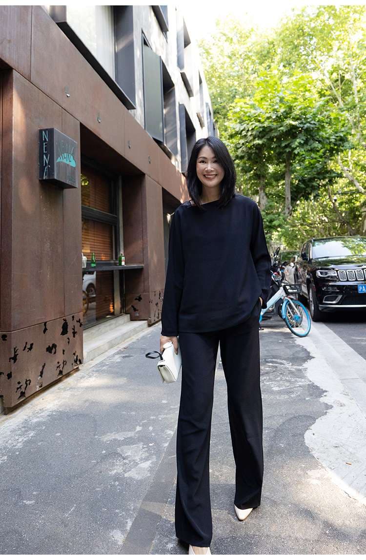 黒コーデ ゆったりシルエットの長袖プルオーバー
