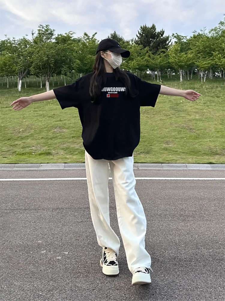 黒コーデ ストリートムード オーバーサイズTシャツ