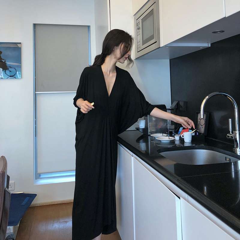 黒コーデ ゆったりVネックロングワンピース