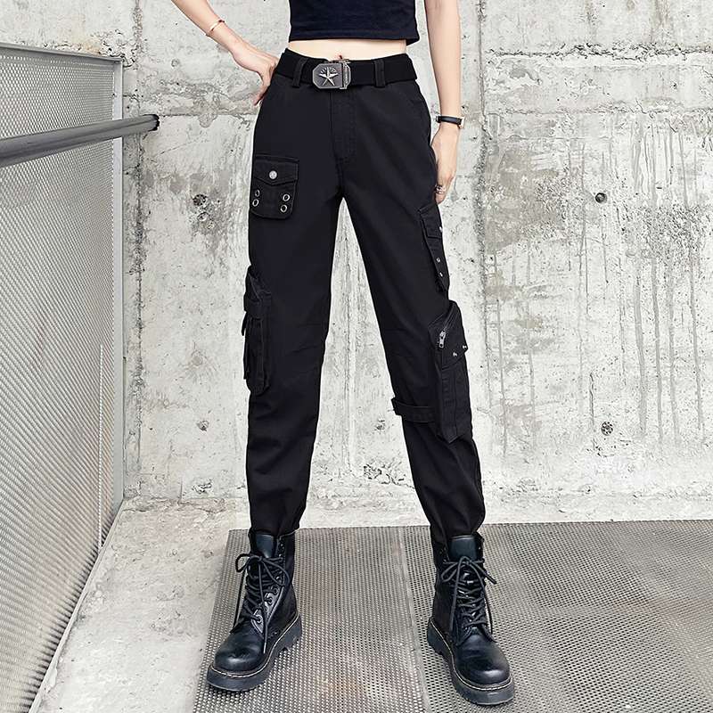 黒コーデ ハンサムストレート迷彩パンツ