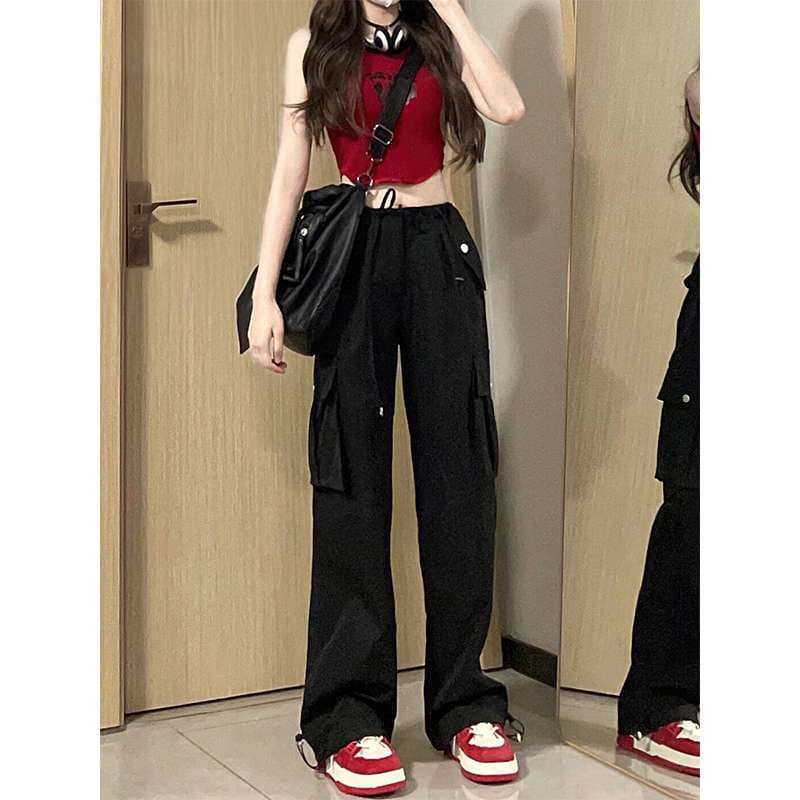 黒コーデ ゆったりカーゴパンツ