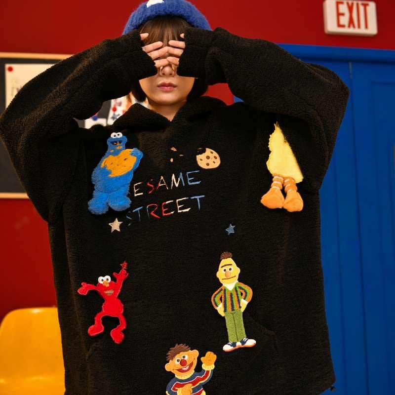 黒コーデ セサミストリート キャラクター刺繍パーカー