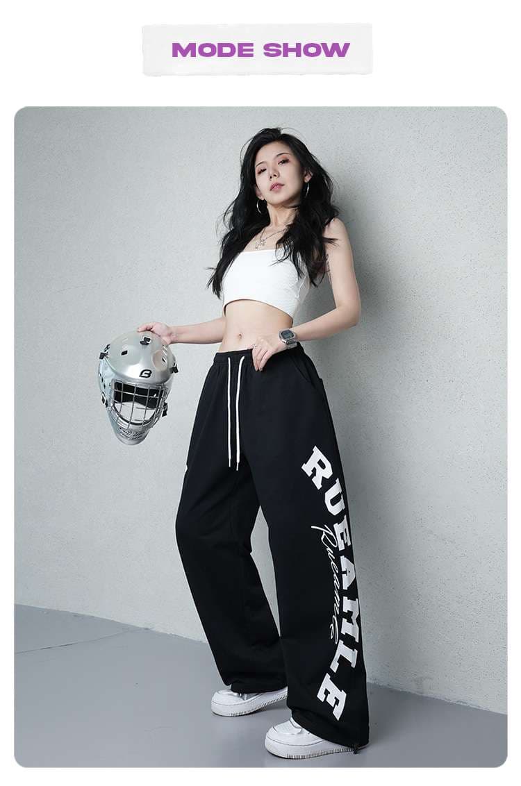 黒コーデ RUEAMLEロゴ入りワイドスウェットパンツ