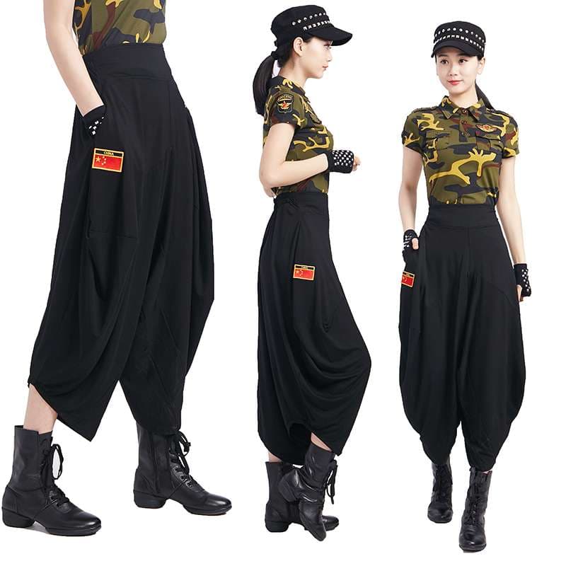 黒コーデ ドレープ加工ワイドパンツ