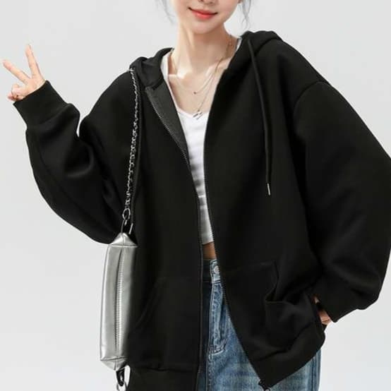 黒コーデ ゆったりフィットジップアップパーカー
