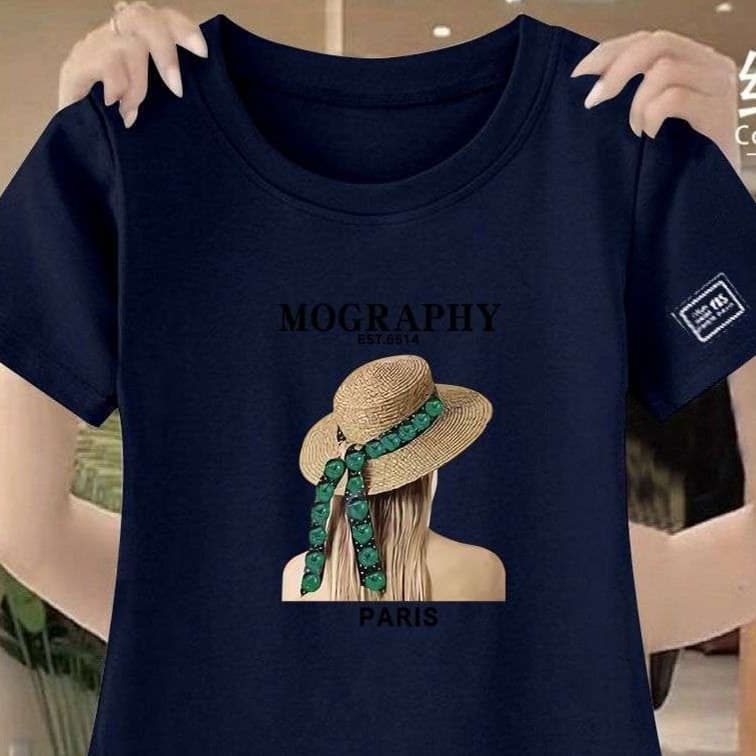 黒コーデ パリ風ストローハットプリントTシャツ