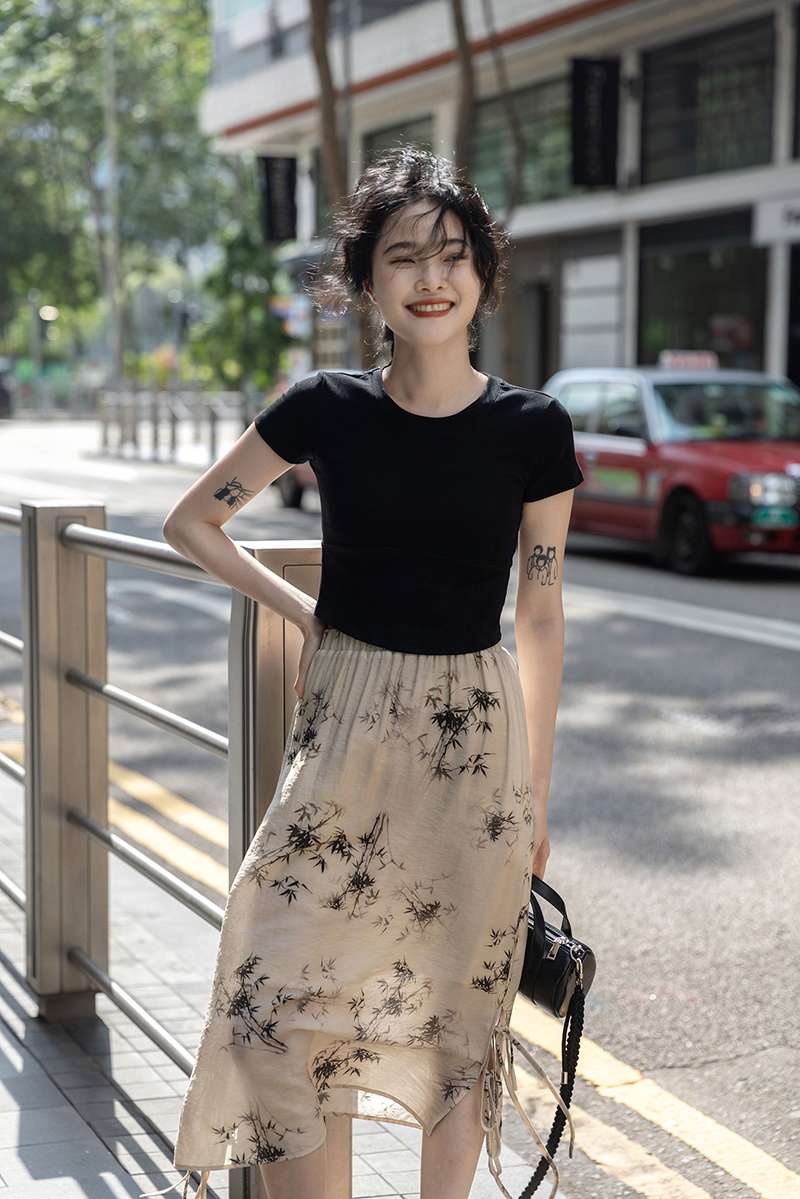 黒コーデ 背中開きデザイン クロップドTシャツ