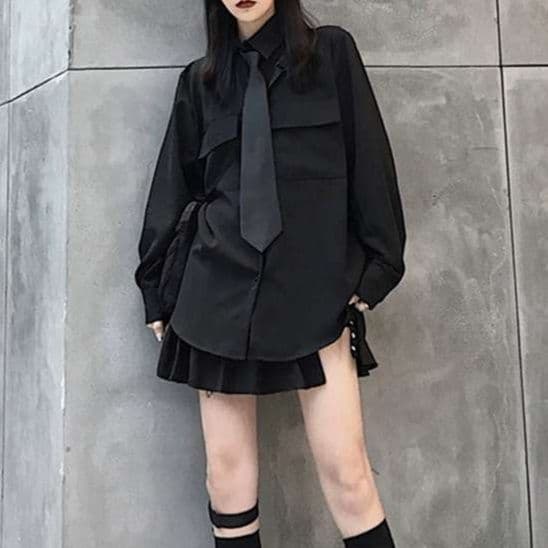 黒コーデ オーバーサイズ ユーティリティシャツ