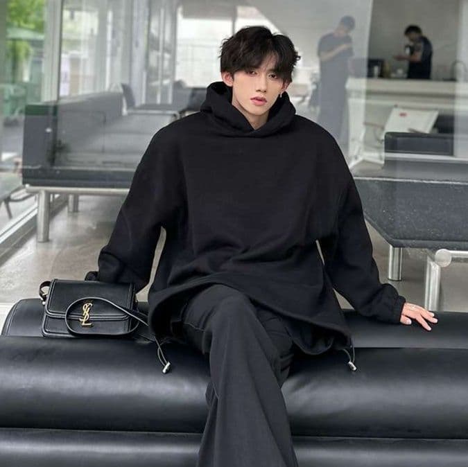 黒コーデ オーバーサイズ ブラックフーディー