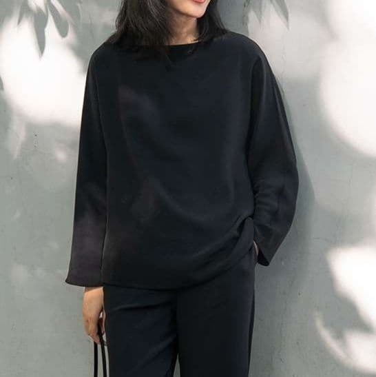 黒コーデ ゆったりシルエットの長袖プルオーバー
