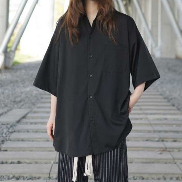 黒コーデ オーバーサイズシルエットのワイドシャツ