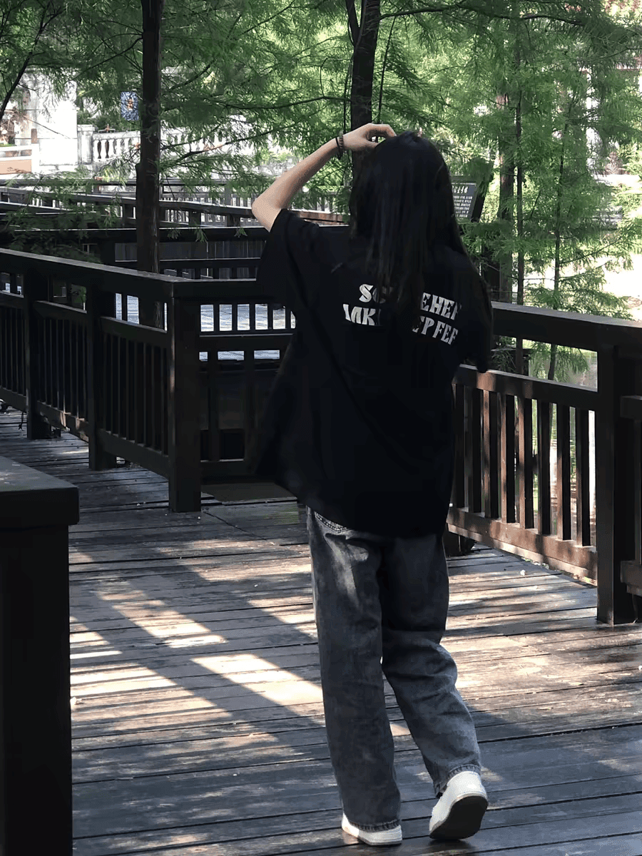 黒コーデ オーバーサイズ ストリート系Tシャツ