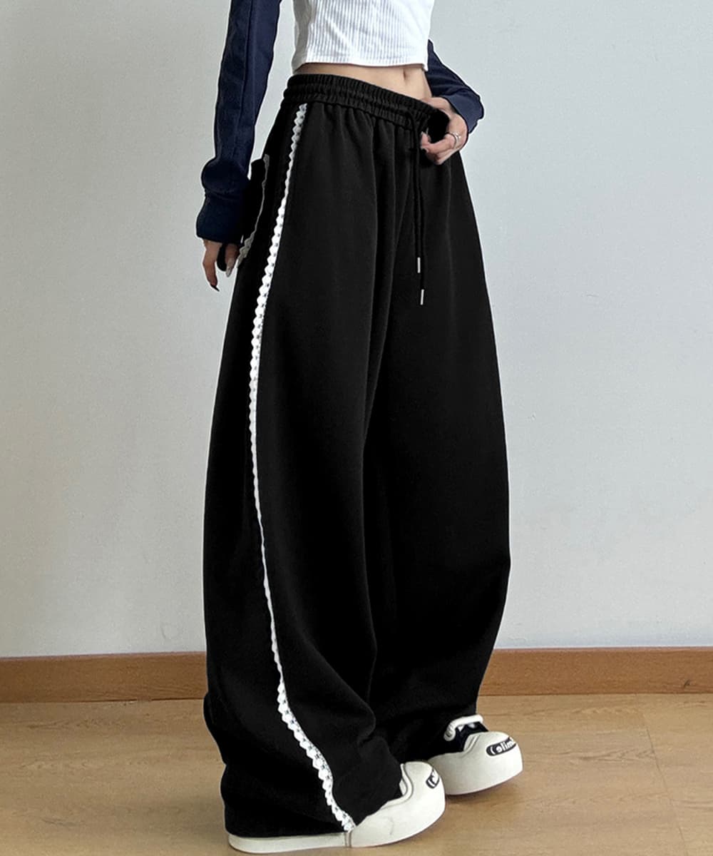 黒コーデ サイドレース装飾スウェットワイドパンツ