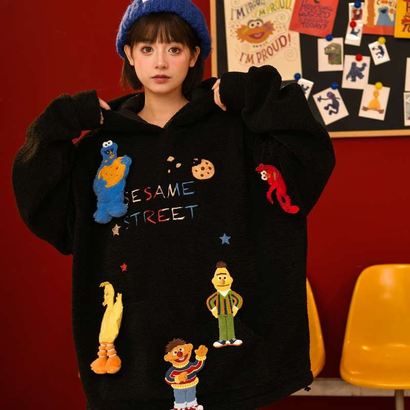 黒コーデ セサミストリート キャラクター刺繍パーカー