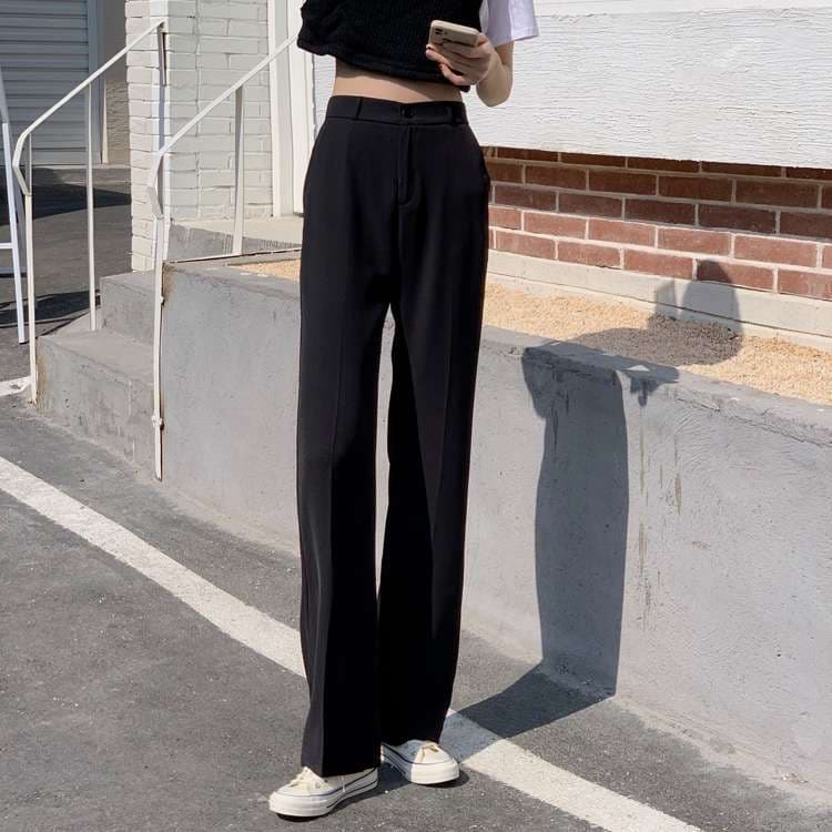 黒コーデ ゆったりストレートスラックス