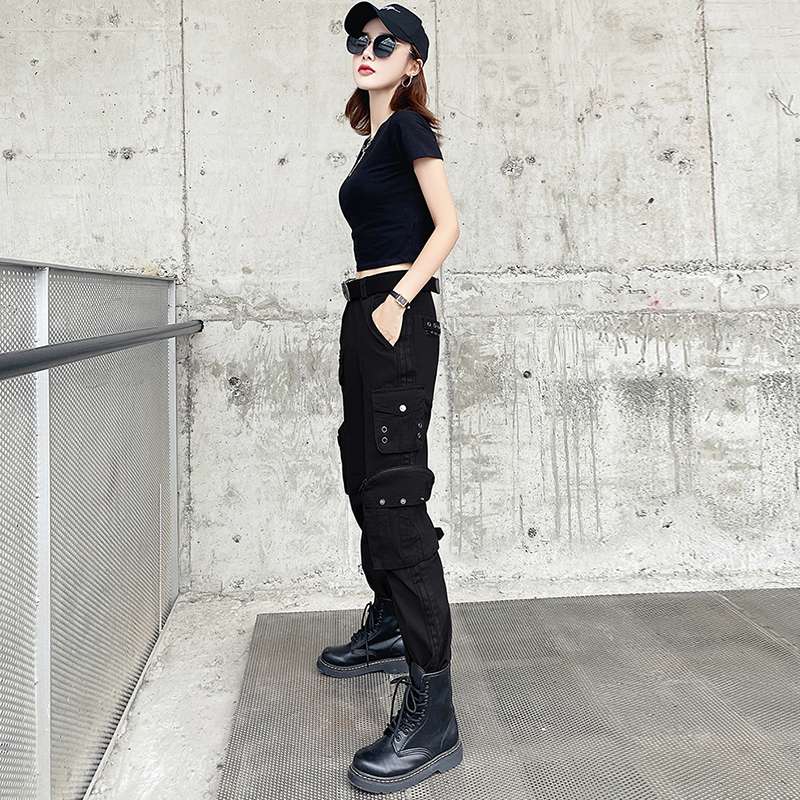 黒コーデ ハンサムストレート迷彩パンツ