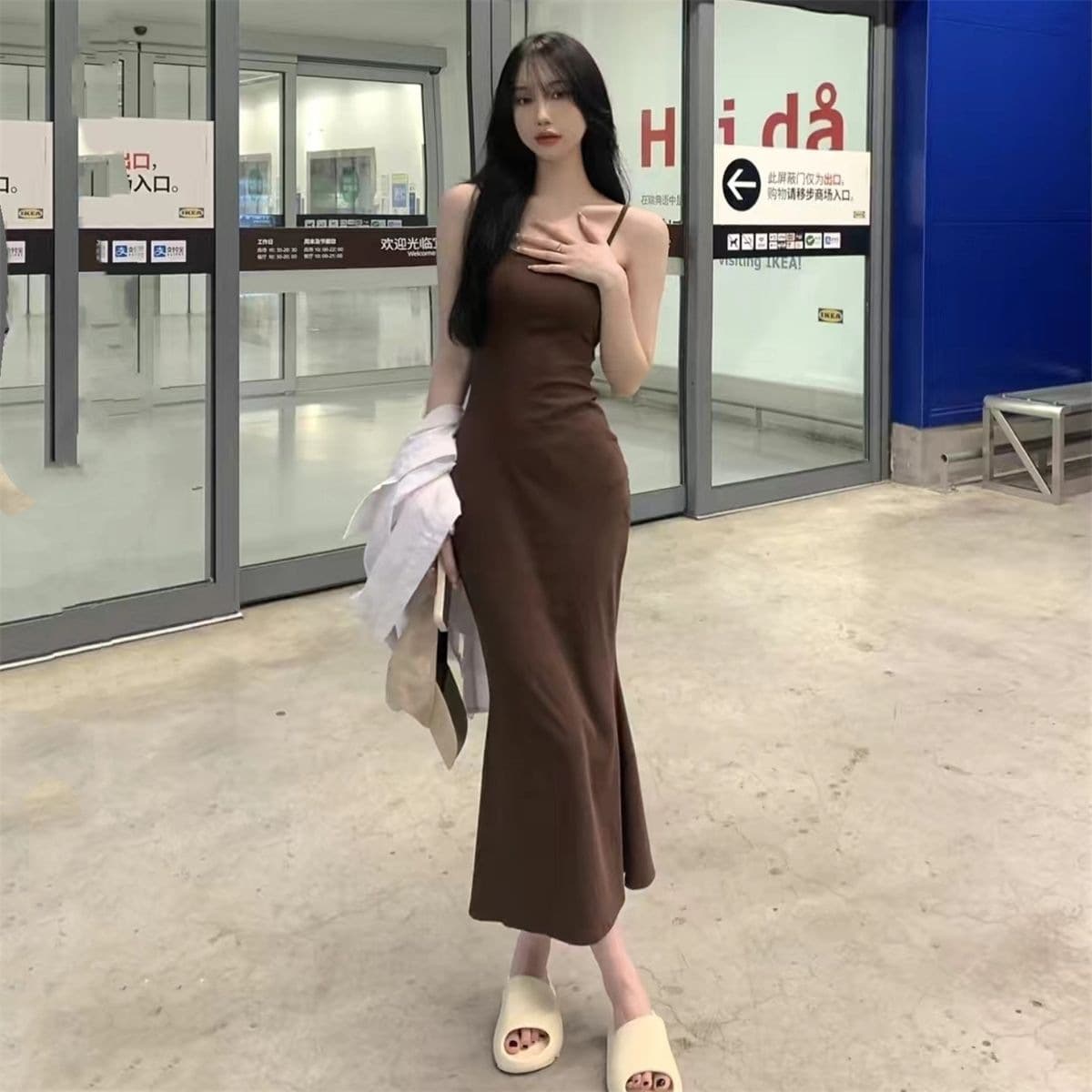 黒コーデ 細身シルエットキャミソールロングワンピース