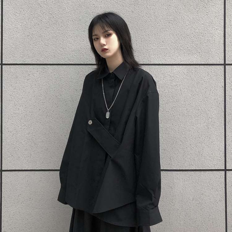 黒コーデ アシンメトリーデザインオーバーサイズシャツ