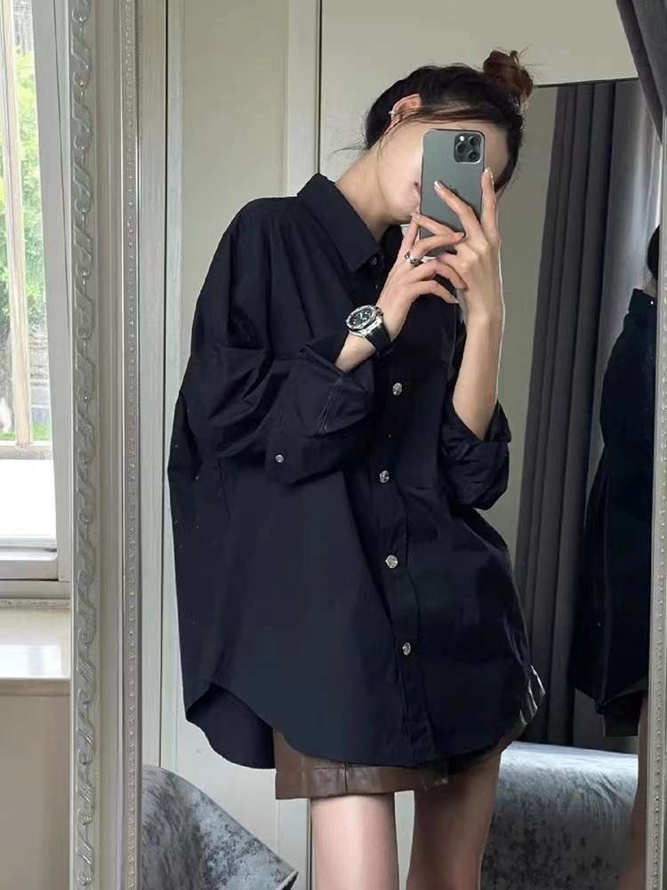 黒コーデ オーバーサイズロングシャツ
