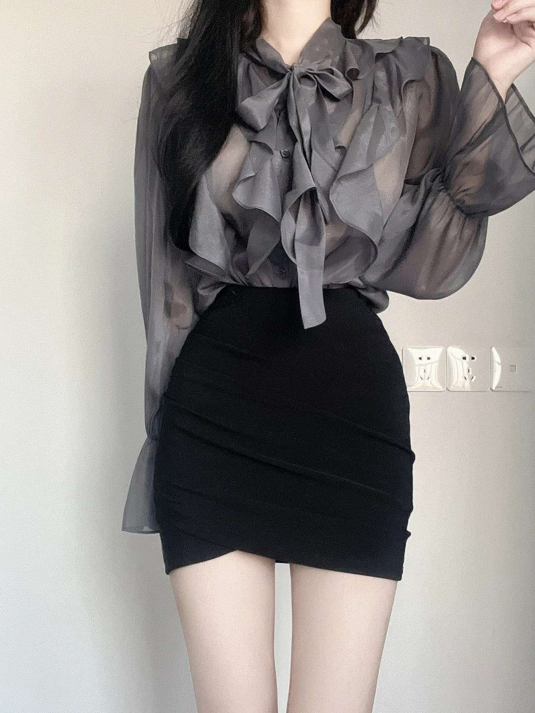 黒コーデ ミニスカート