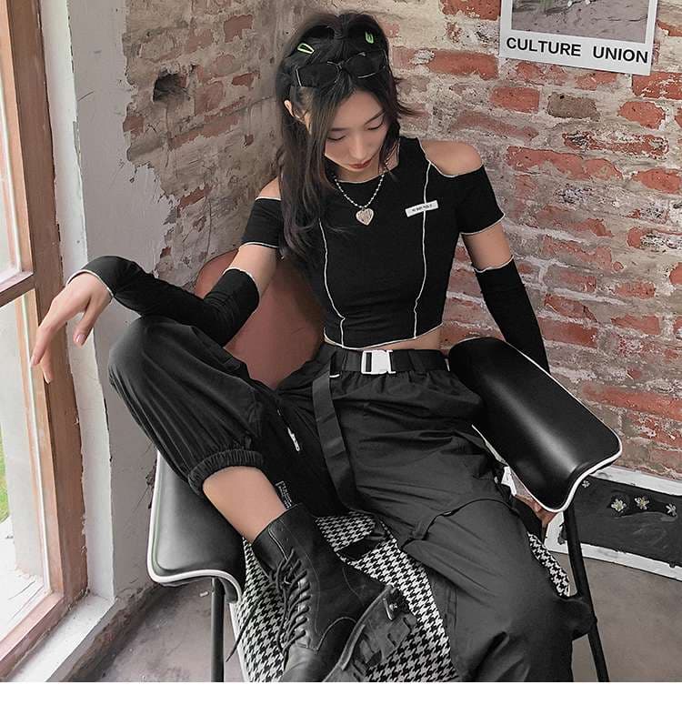 黒コーデ オフショルダーアシンメトリークロップドTシャツ