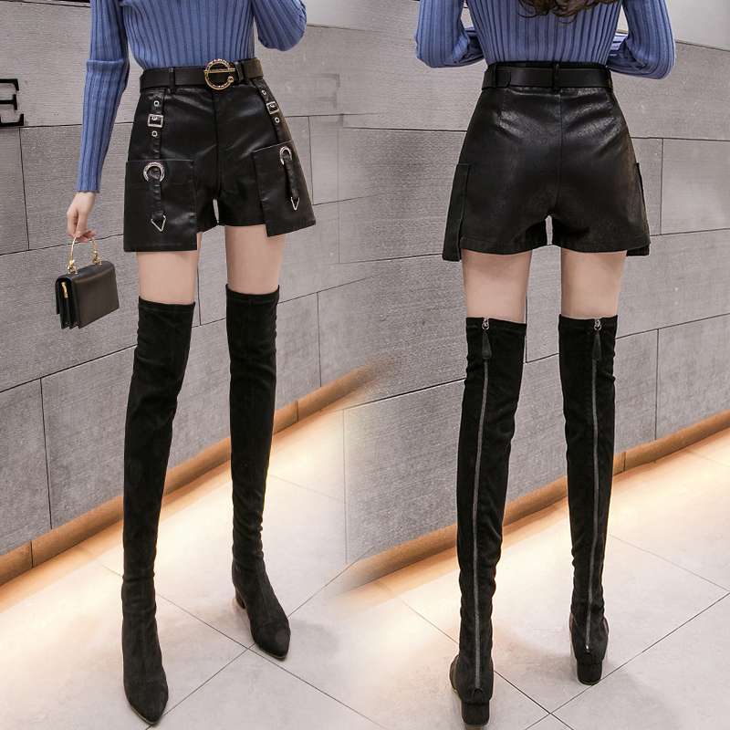 黒コーデ エッジィレザーショートパンツ
