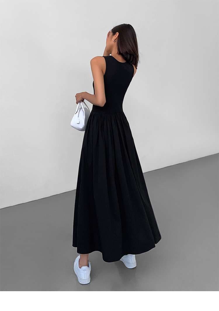 黒コーデ シンプルデザインのロングワンピース