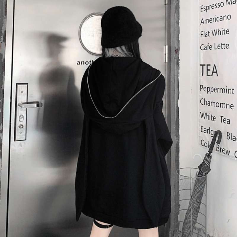 黒コーデ オーバーサイズジップアップパーカー