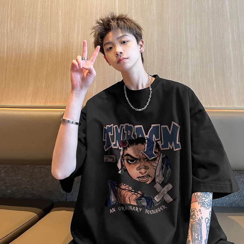 黒コーデ ストリートアート風ティーン グラフィックTシャツ