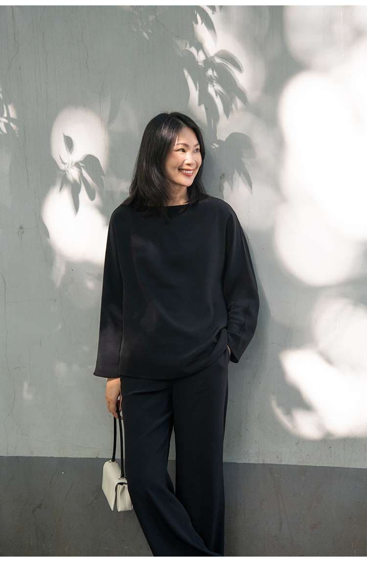 黒コーデ ゆったりシルエットの長袖プルオーバー