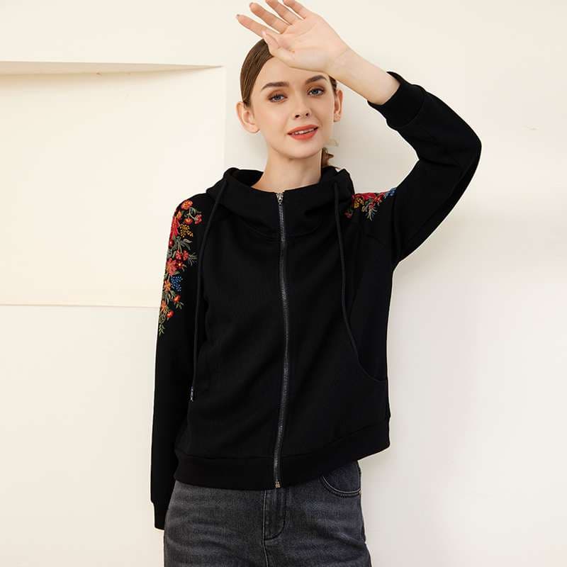 黒コーデ 花柄刺繍入りブラックジップアップパーカー