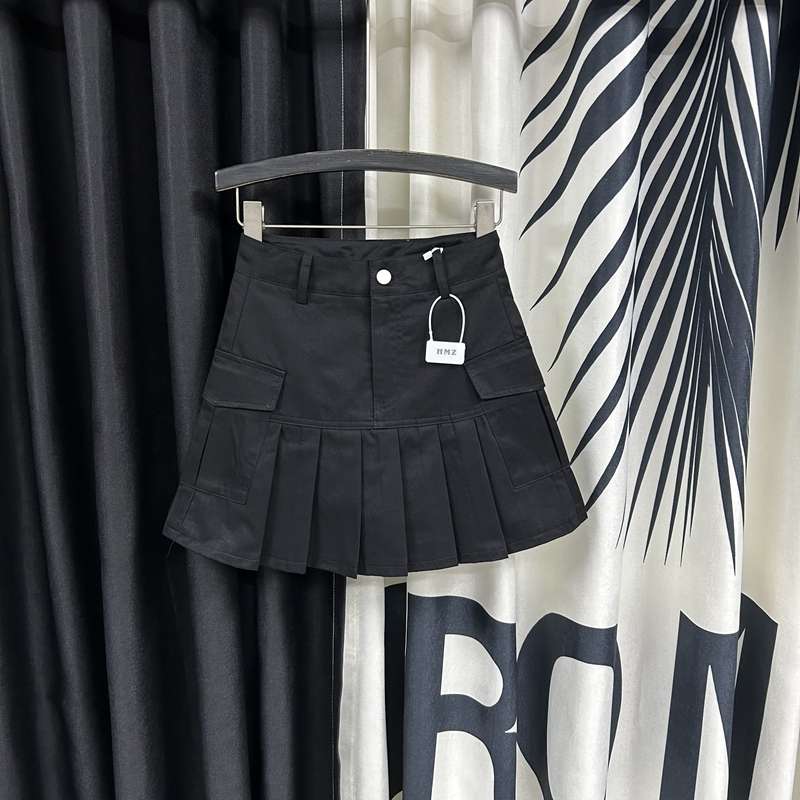 黒コーデ プリーツデザインカーゴミニスカート