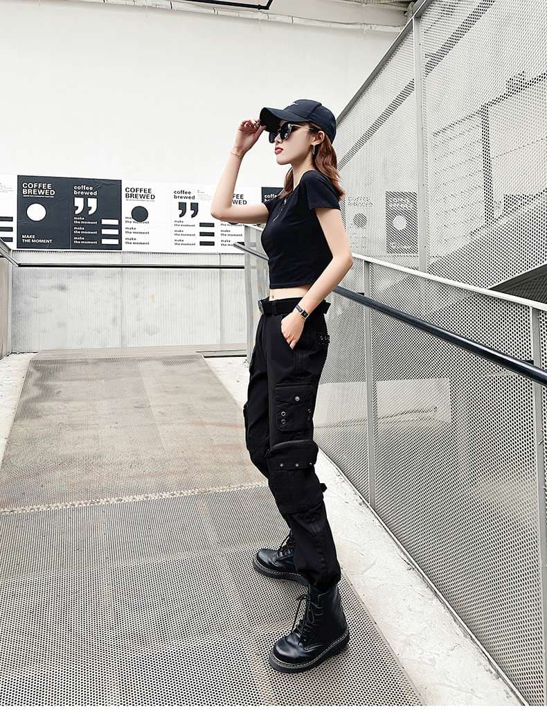 黒コーデ ハンサムストレート迷彩パンツ