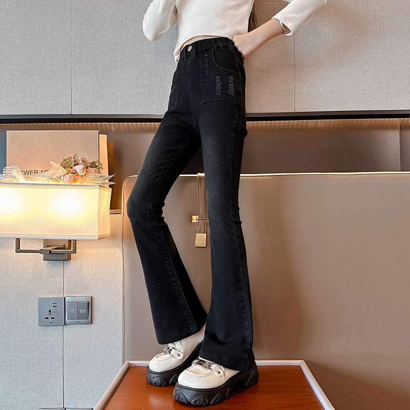 黒コーデ ハイウエストブーツカットデニムパンツ