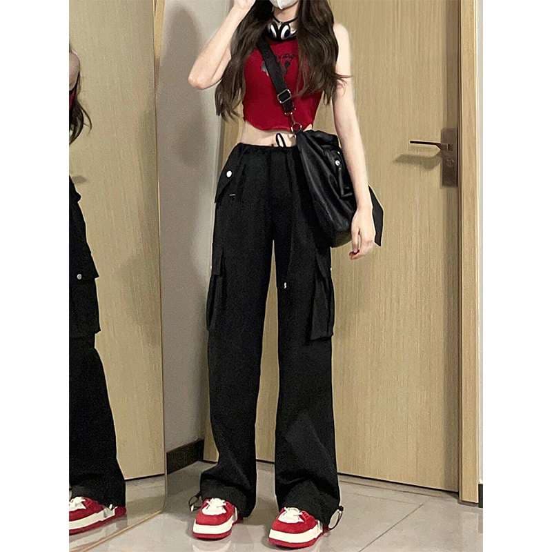 黒コーデ ゆったりカーゴパンツ