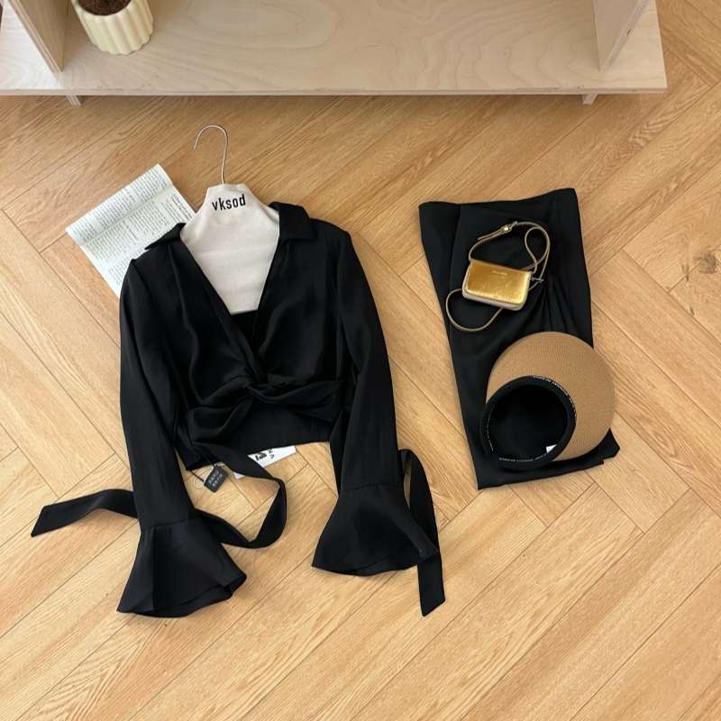 黒コーデ クロップドトップ付きワンピース
