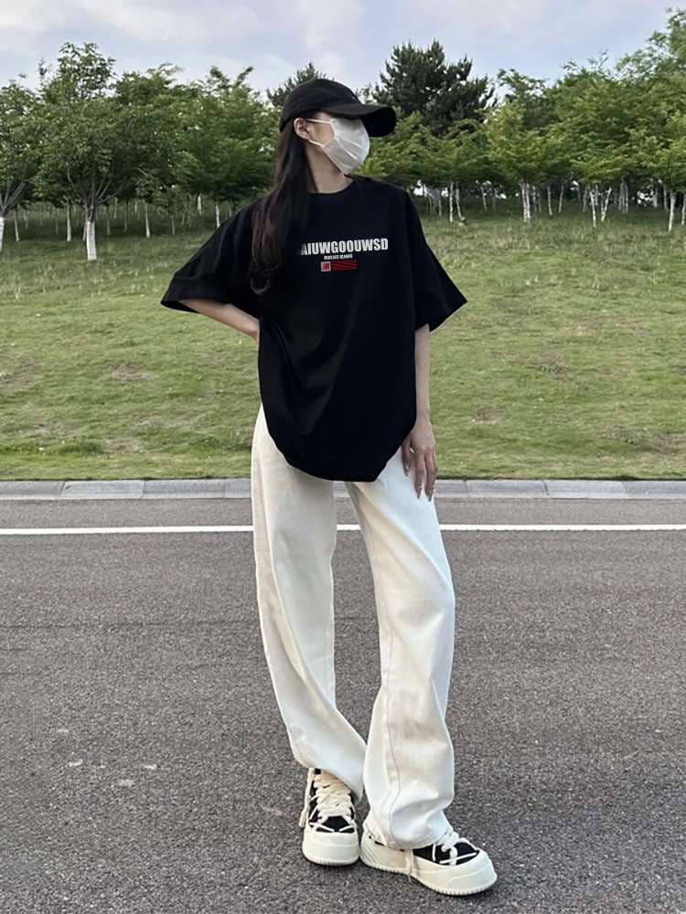 黒コーデ ストリートムード オーバーサイズTシャツ
