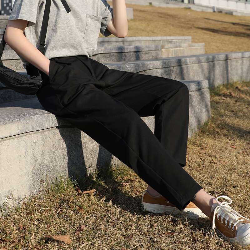 黒コーデ ゆったりストレートスラックス