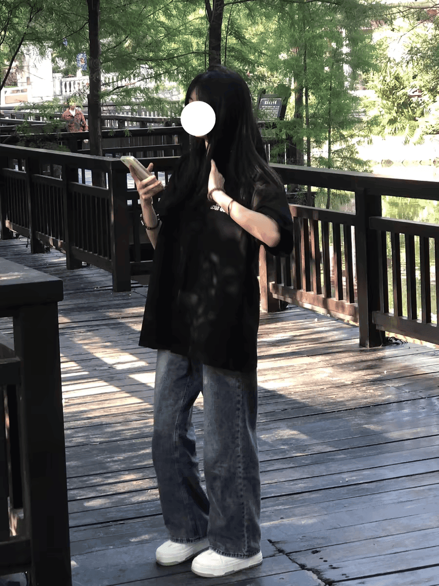 黒コーデ オーバーサイズ ストリート系Tシャツ