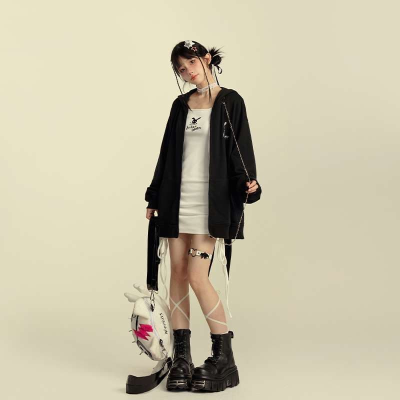 黒コーデ モノトーンストリートパーカー