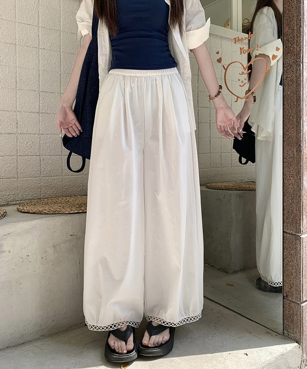 黒コーデ レース裾バルーンパンツ 体型カバー ワイド