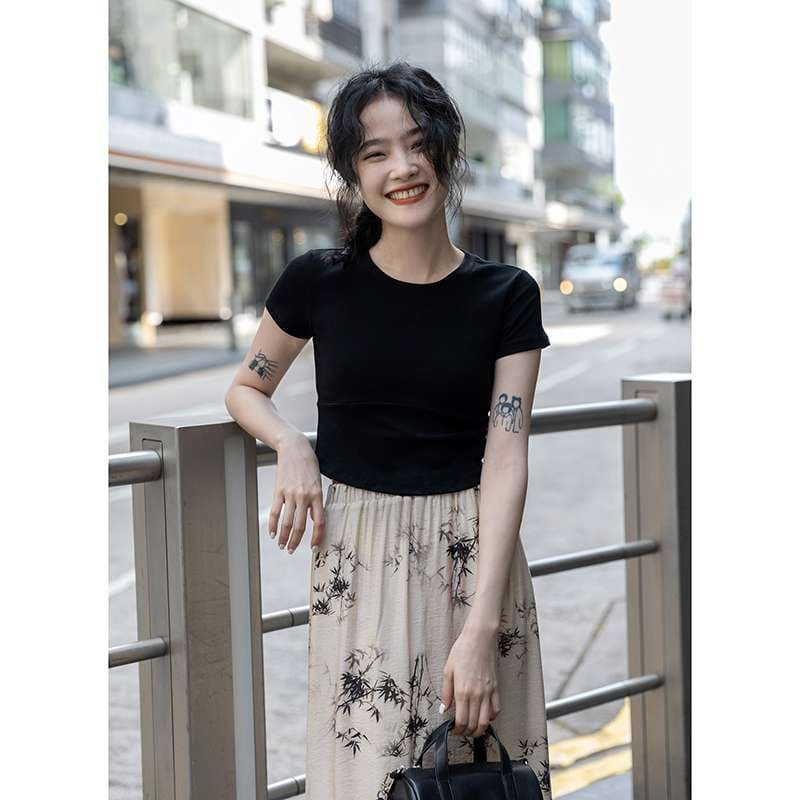 黒コーデ 背中開きデザイン クロップドTシャツ