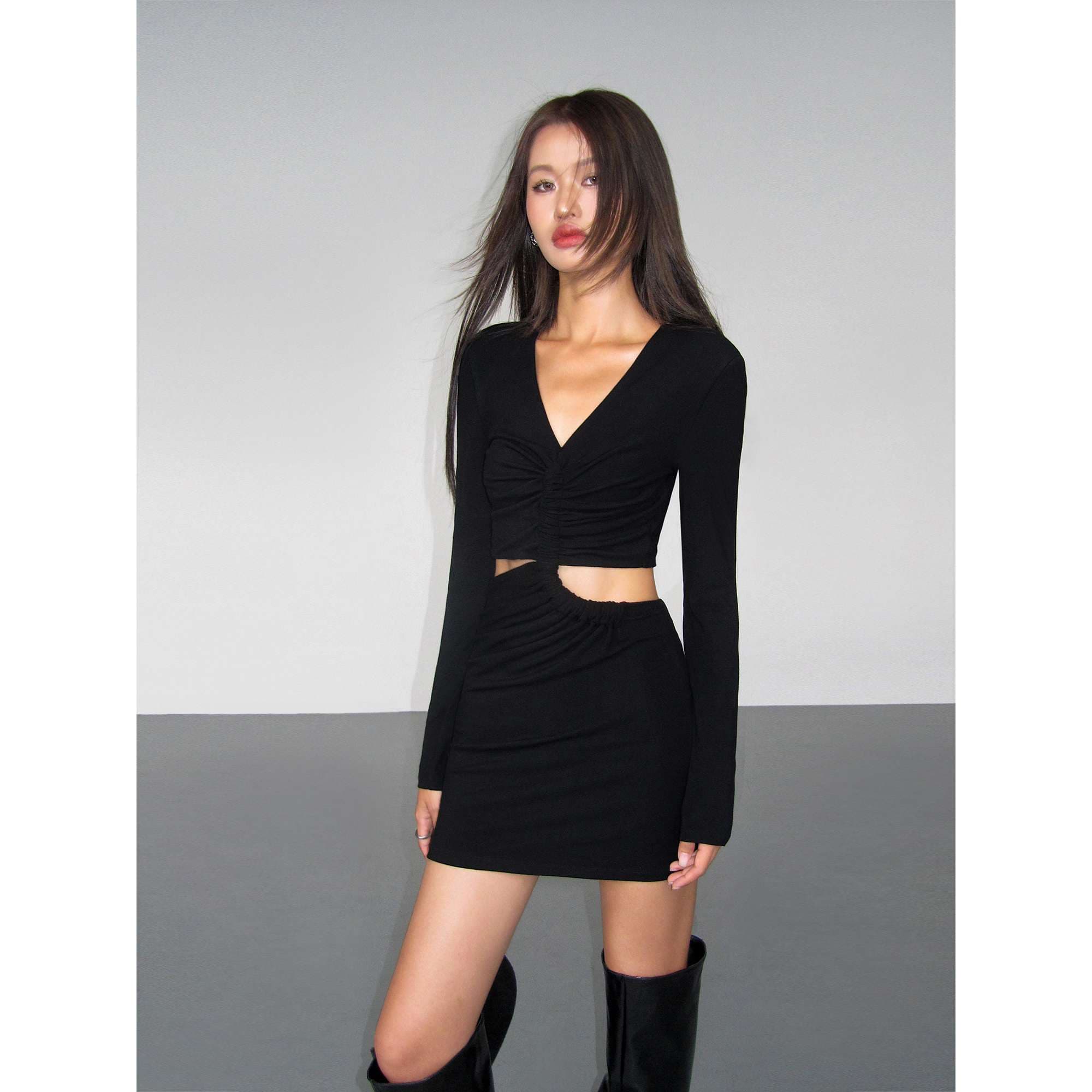 黒コーデ セクシーカットアウトワンピース