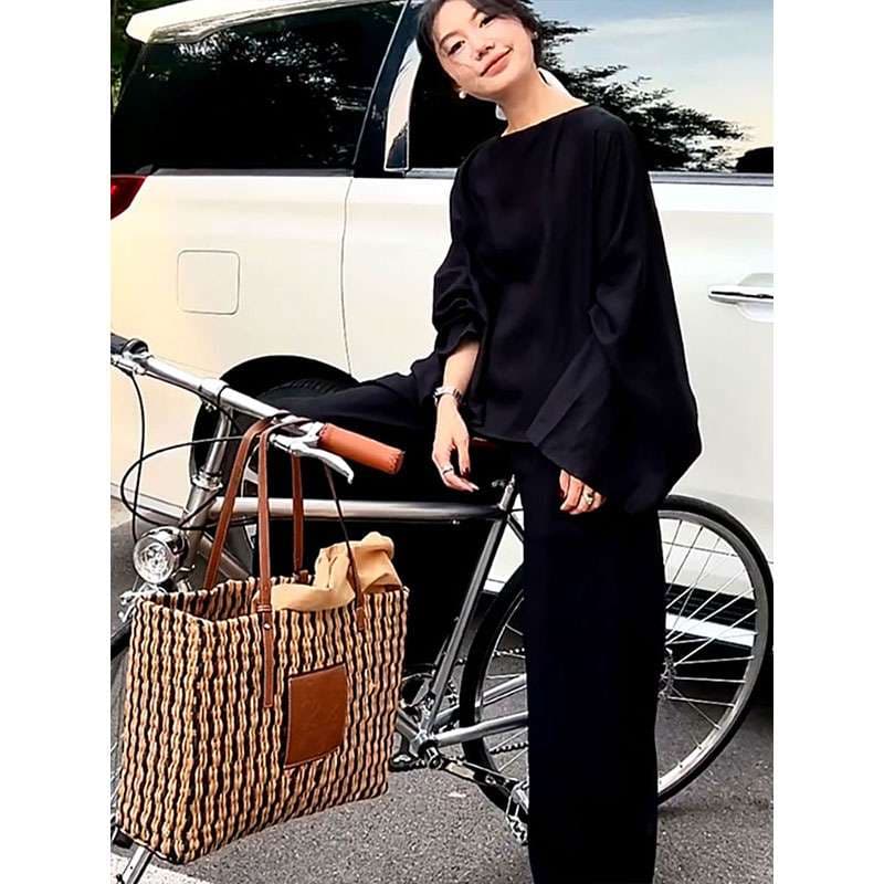 黒コーデ ゆったりドルマンスリーブブラウス
