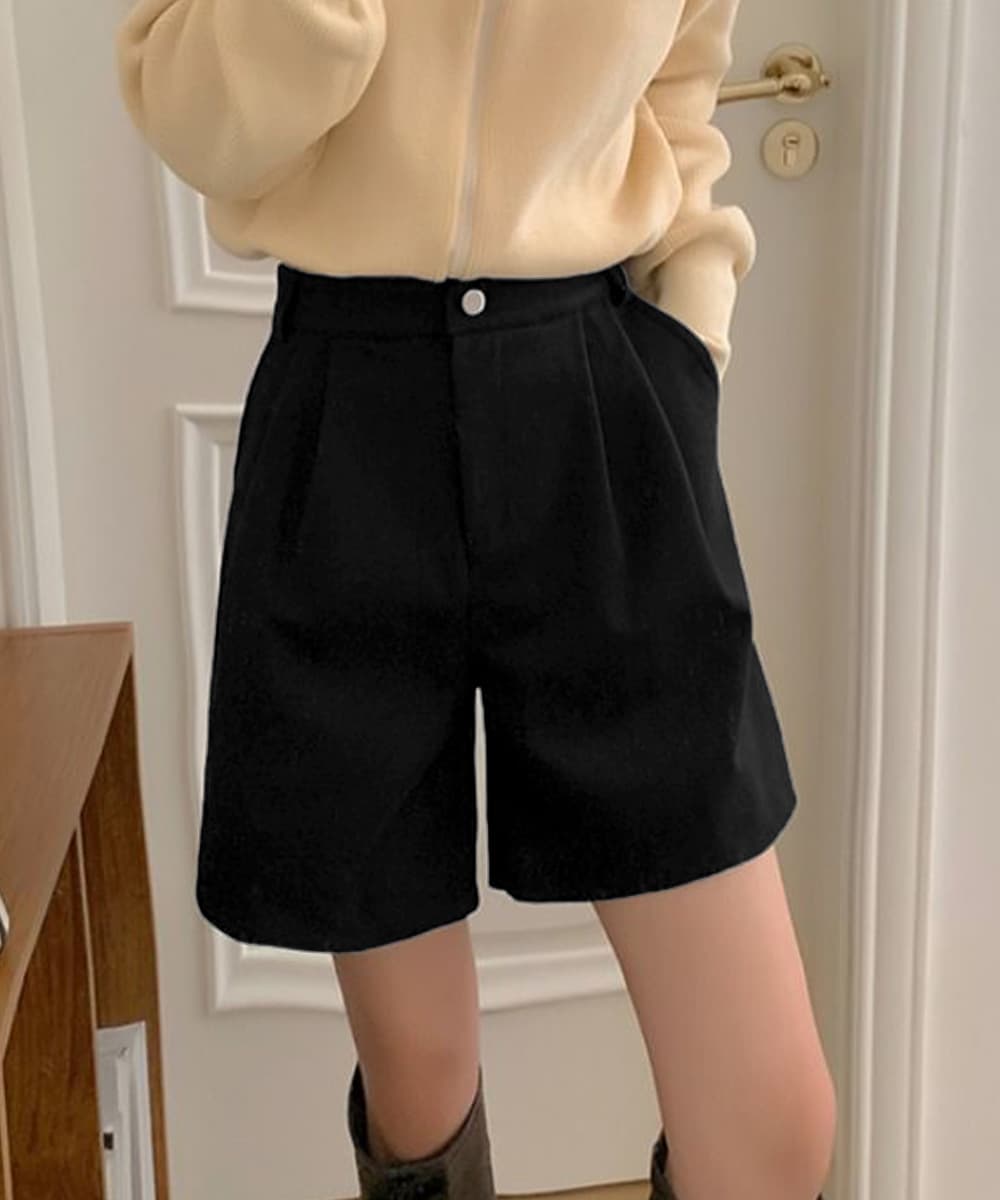 黒コーデ タック入りハイウエストショートパンツ