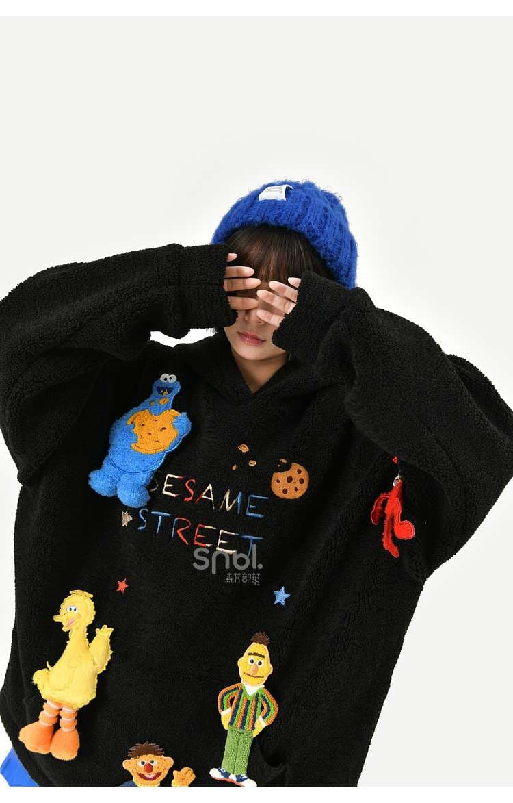 黒コーデ セサミストリート キャラクター刺繍パーカー