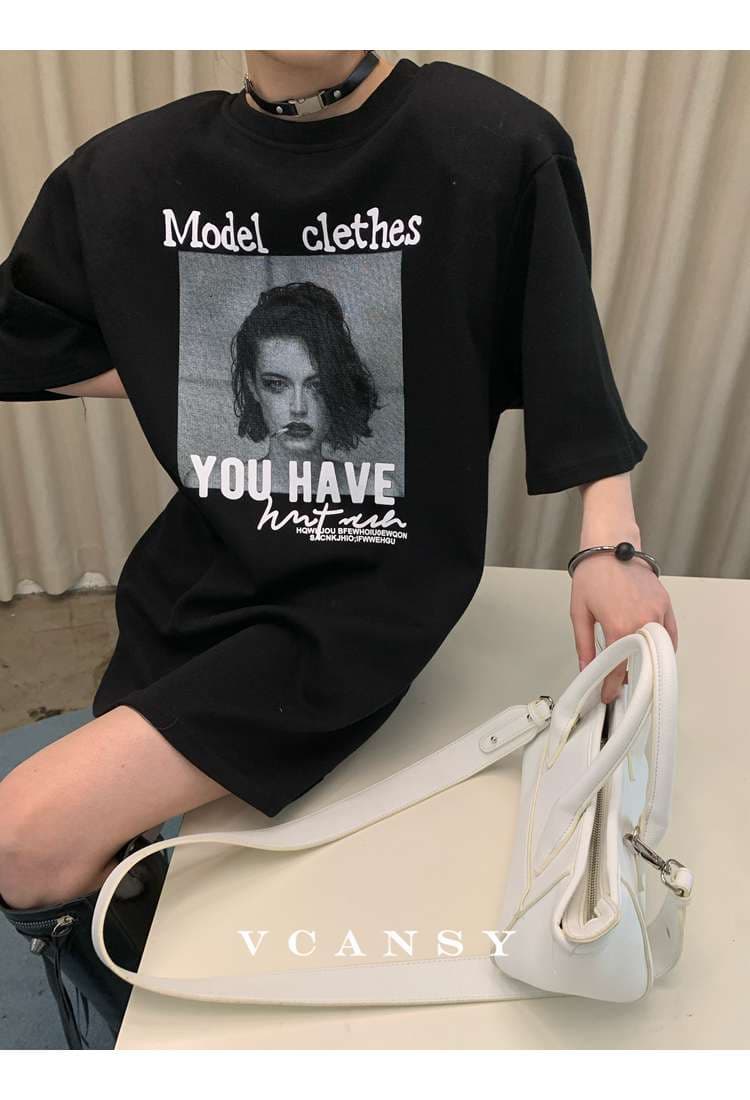 黒コーデ モデルフェイスプリント オーバーサイズTシャツ