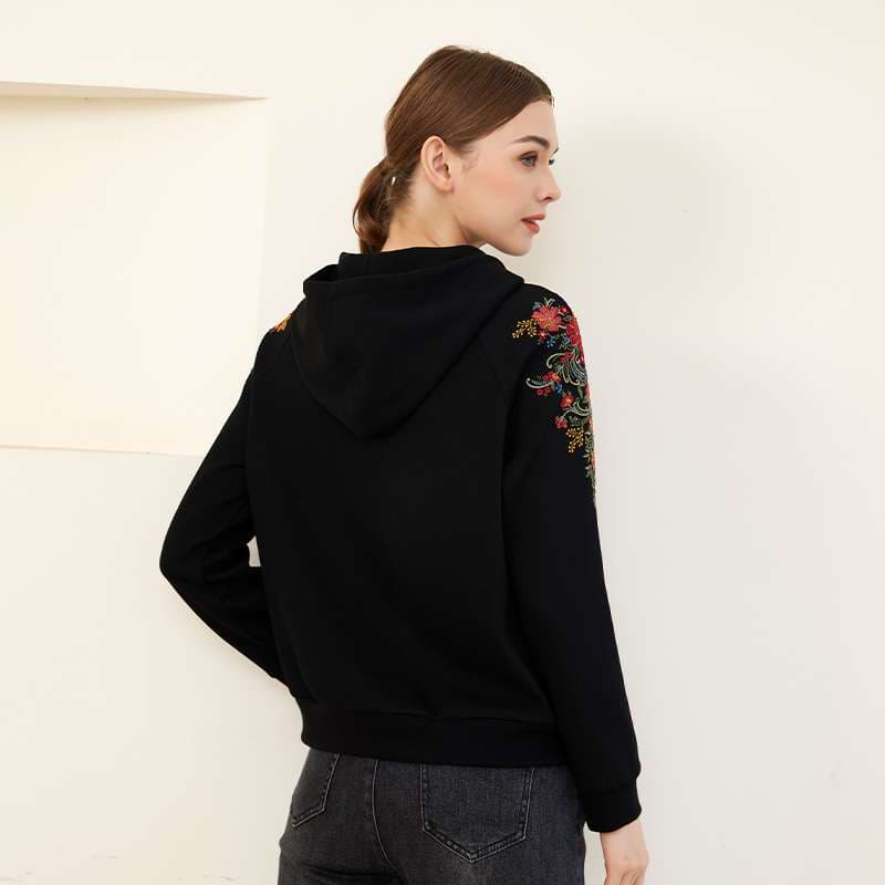 黒コーデ 花柄刺繍入りブラックジップアップパーカー