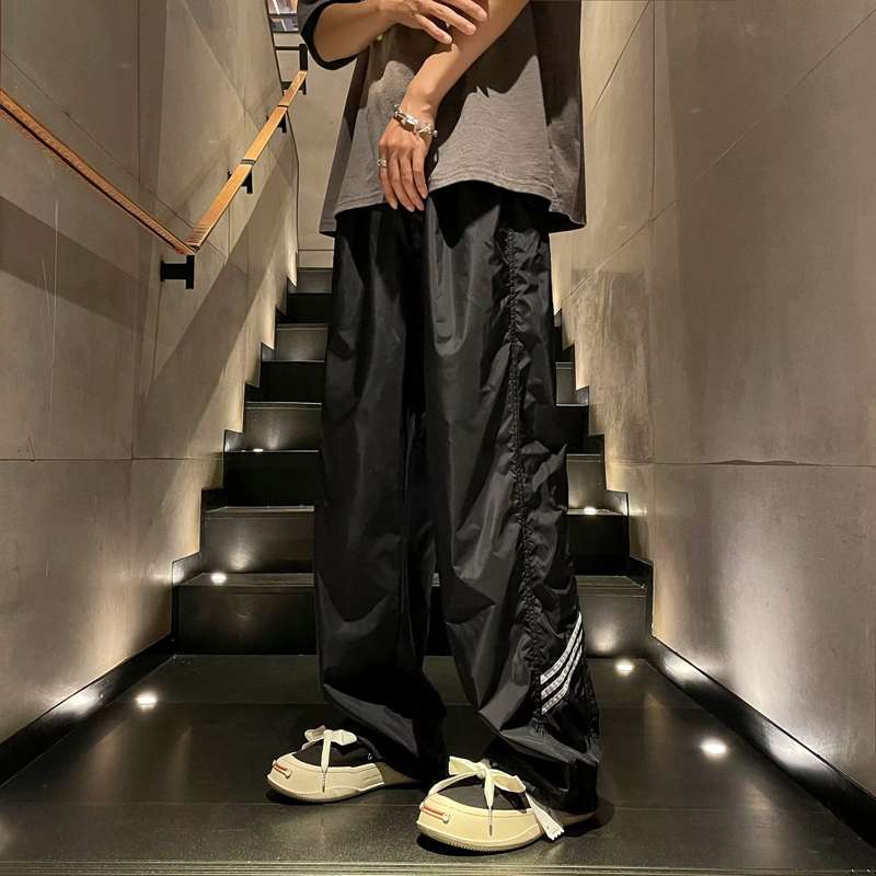 黒コーデ アスレジャー ストリート系 サイドライン トラックパンツ